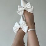 Атласні весільні туфлі зі знімним бантом