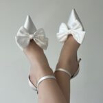 Атласні весільні туфлі зі знімним бантом