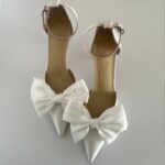 Атласні весільні туфлі зі знімним бантом