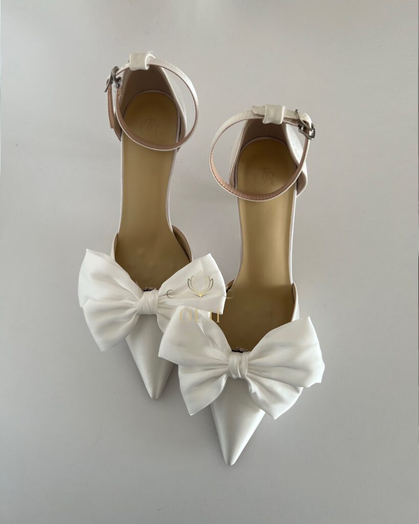 Атласні весільні туфлі зі знімним бантом