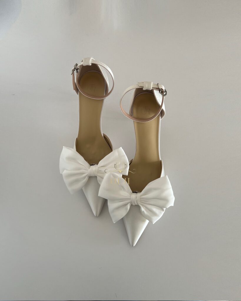 Атласні весільні туфлі зі знімним бантом